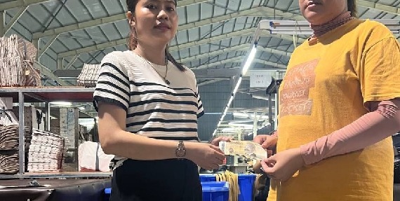 សហព័ន្ធសហជីពទឹកចិត្តកម្មករកម្ពុជា នាំយកថវិកាឧបត្ថម្ភជូនសមាជិក ៦នាក់ នៅខេត្តកំពង់ចាម